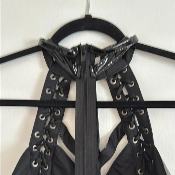 Elegant Black Halter Dress - Picture 5 of 8